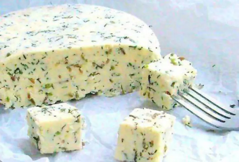 Готовим Закуски Домашний сыр с зеленью и тмином