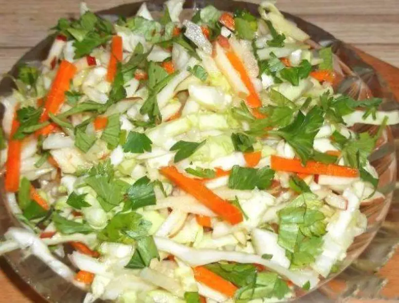 Готовим Вегетарианские Салат из капусты с морковью и яблоками