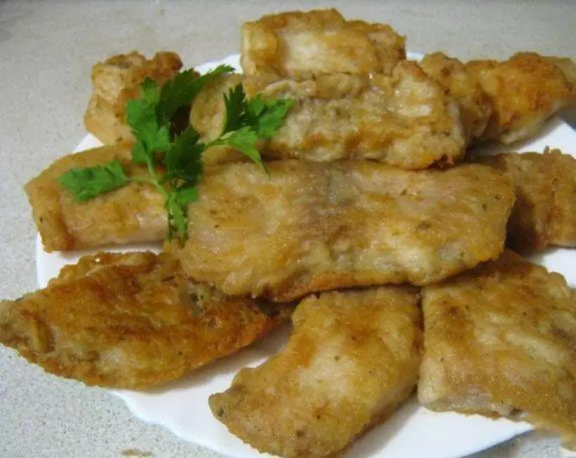Рыба пангасиус как приготовить на сковороде. Рыба пангасиус филе жареная. Филе пангасиуса в кляре. Жареный пангасиус филе. Рыба пангасиус в кляре.