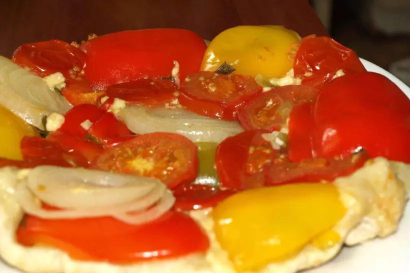 Готовим Вегетарианские Овощной тарт с помидорами, болгарским перцем, луком
