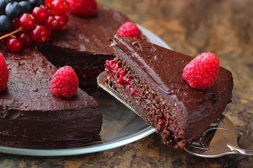 Готовим Десерты Шоколадный торт с ягодами по-домашнему