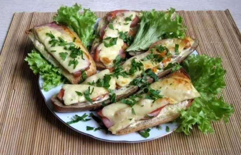 Готовим Закуски Горячие бутерброды с сыром, копченостями и грибами в духовке