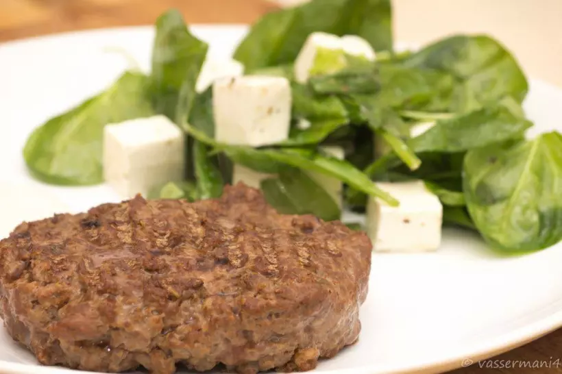 Готовим Мясо Рубленный бифштекс с соусом блю-чиз и салатом из шпината и сыра фета