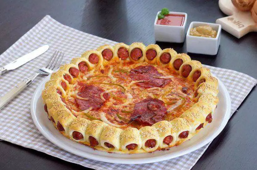 Готовим Выпечка Пицца с сосиской по краю