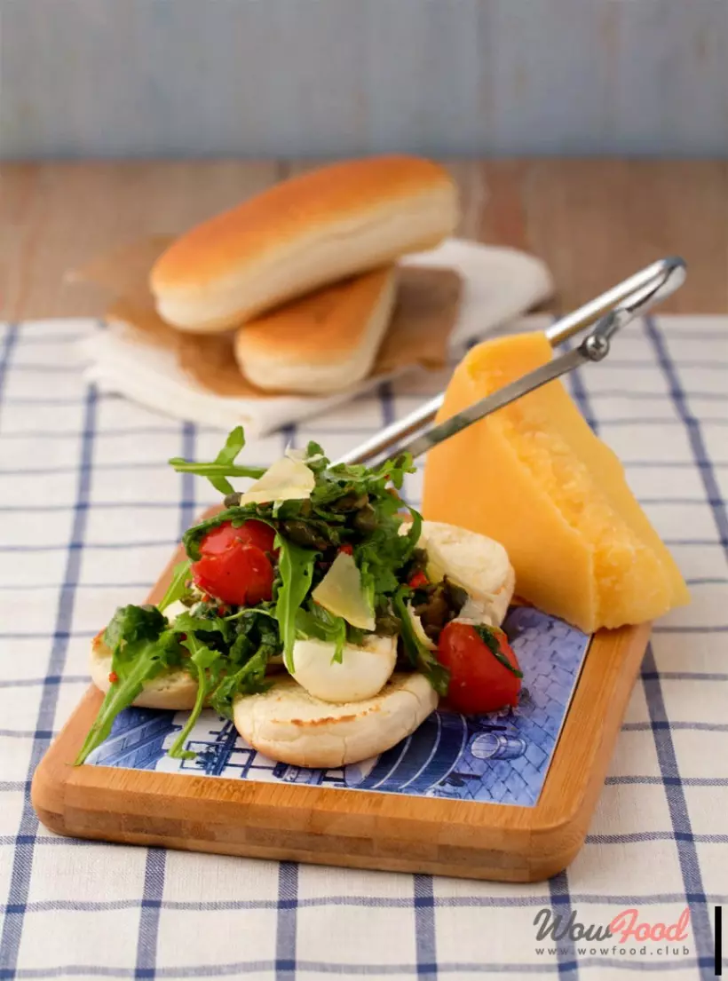 Готовим Закуски Тост с двумя видами сыра и томатным салатом