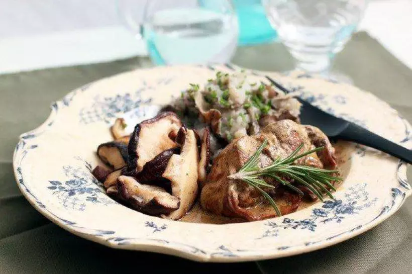 Готовим Мясо Седло кролика с грибами и пюре из топинамбура