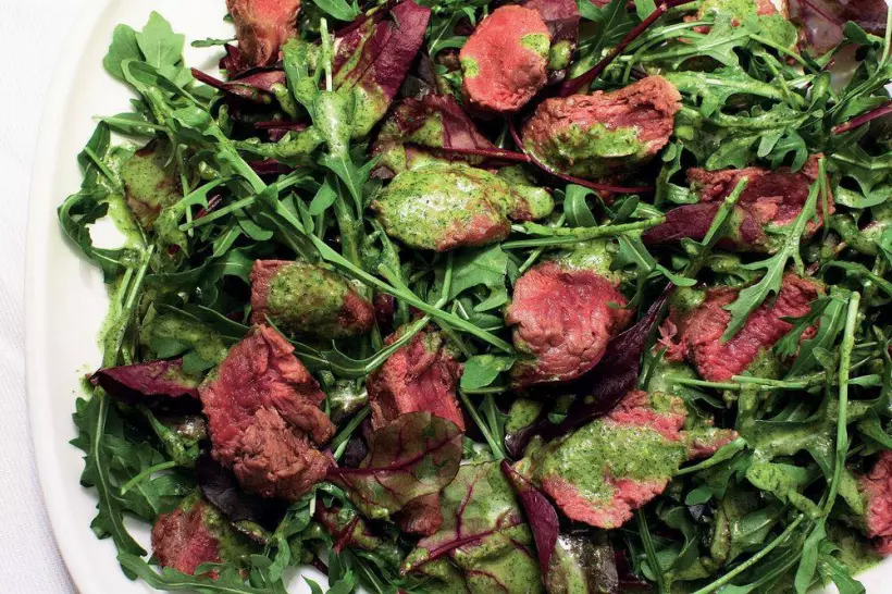 Готовим Салаты Теплый салат из баранины с рукколой, свекольными листьями и песто из кинзы и мяты