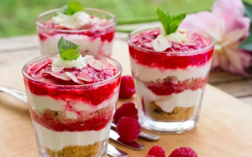 Готовим Десерты Творожный десерт со свежими ягодами и печеньем