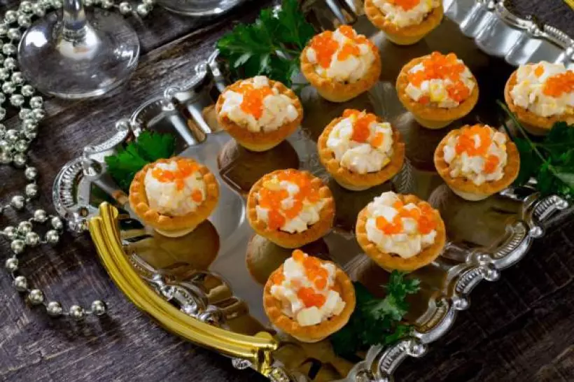Готовим Праздники Рецепты на Новый год: Салат из кальмаров в корзинках