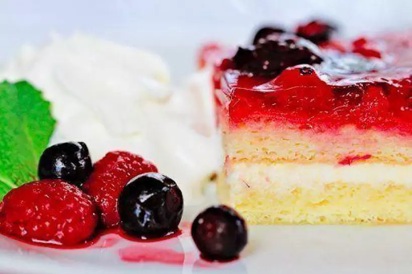 Готовим Десерты Бисквитное пирожное с кремом и фруктами