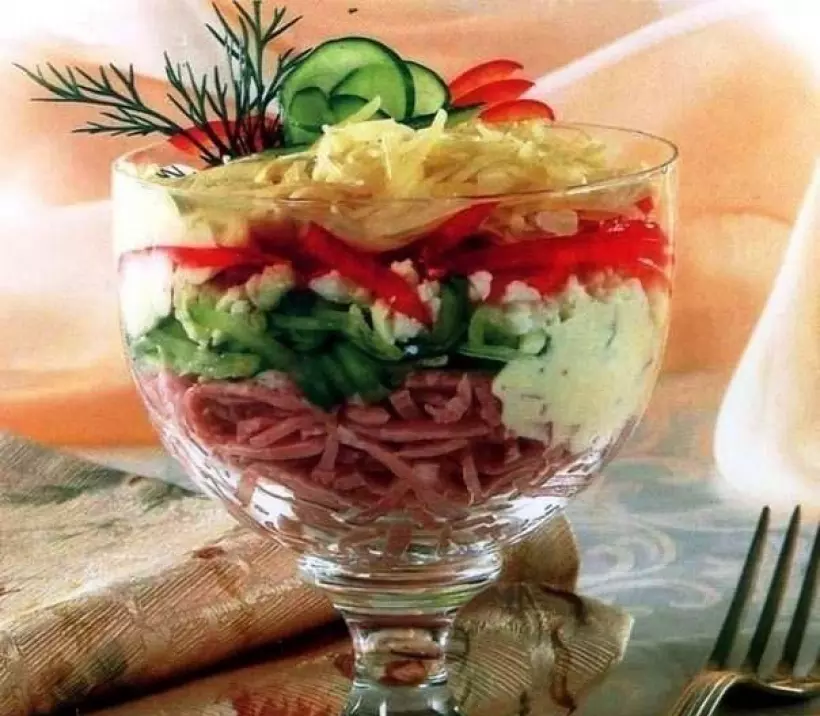 Готовим Салаты Слоеный салат-коктейль с ветчиной и болгарским перцем