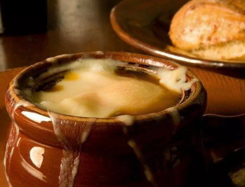 Готовим Закуски Луковый суп, запеченный под сырной корочкой