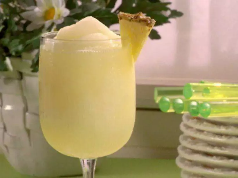 Готовим Коктейли Бананово-ананасовый коктейль с мороженым