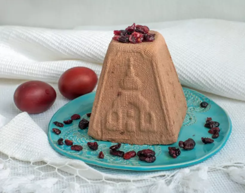 Готовим Десерты Творожная пасха: рецепт с шоколадом и черносливом