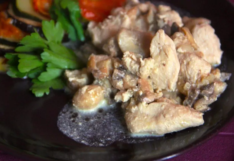 Готовим Мясо Курица с шампиньонами в сливочном соусе