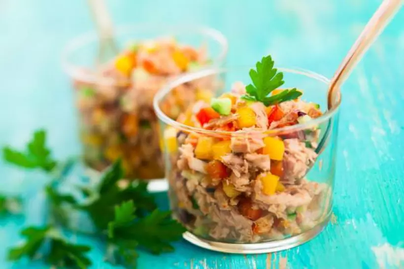 Готовим Закуски Рецепты на 8 марта: Салат из тунца с овощами