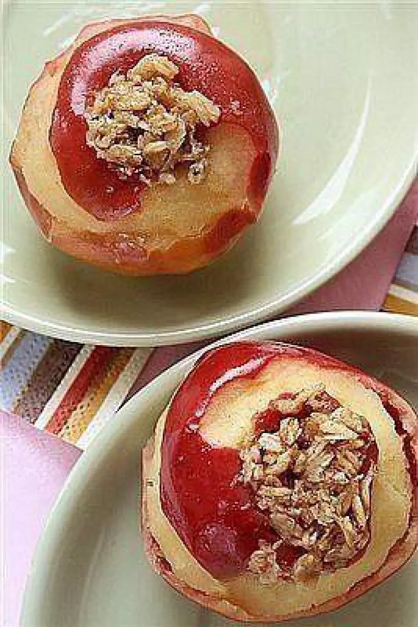 Готовим Десерты Запеченое яблоко с овсянкой и медом
