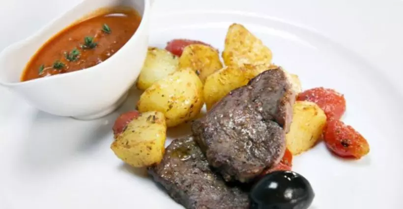 Готовим Мясо Говядина с картофелем и томатным соусом