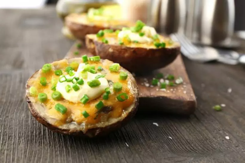 Готовим Закуски Запеченный картофель в духовке с сыром