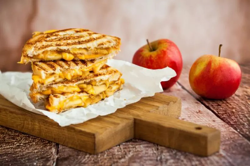 Готовим Десерты Оригинальные тосты с сыром и яблоками по-французски