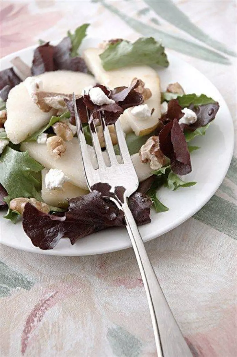 Готовим Салаты Теплый салат из груши и грецкого ореха с гренками и заправкой из сыра рокфор