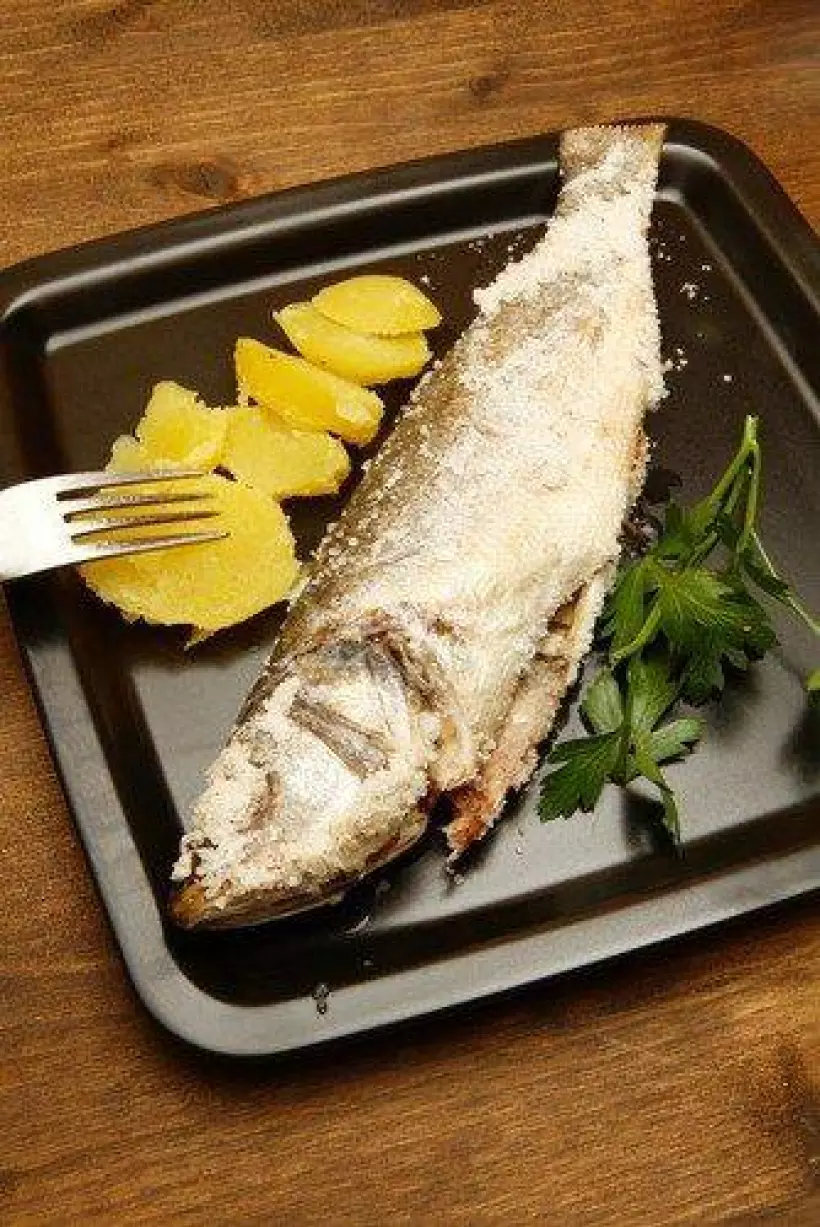 Готовим Рыба Сибас с розмарином, запеченный в соляной корке