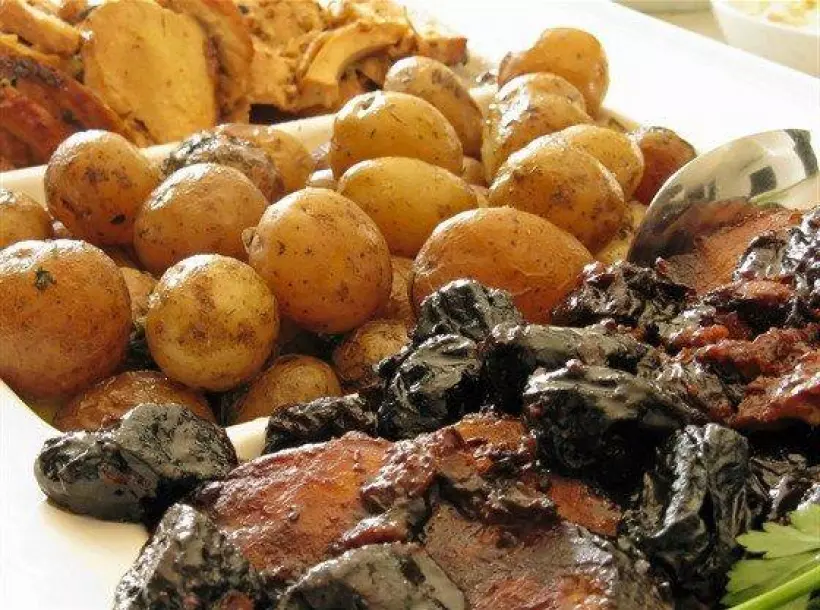 Готовим Мясо Свинина, печенная с картофелем и черносливом