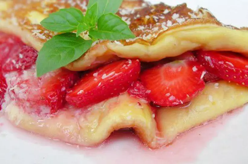 Готовим Десерты Ванильный омлет с ягодами в мультиварке Редмонд