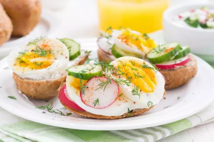 Готовим Закуски Весенний завтрак: Бутерброды с редисом и яйцом