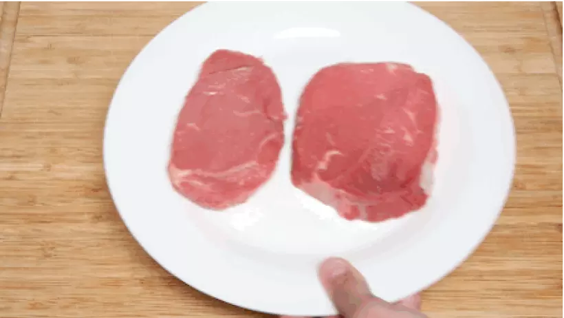 Достаньте мясо из холодильника минимум за 15 минут перед приготовлением, чтобы позволить ему нагреться до комнатной температуры