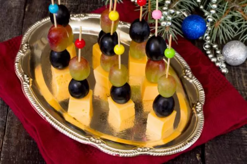 Готовим Праздники Рецепты на Новый год: Канапе с маслинами и сыром