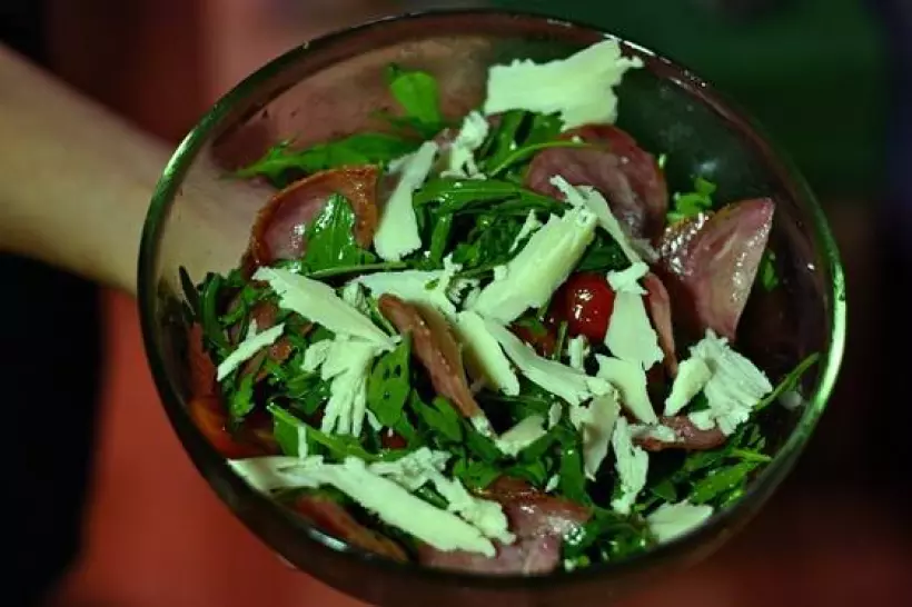 Готовим Салаты Теплый салат с рукколой, помидорами черри, жареными колбасками Сольчечон и пармезаном