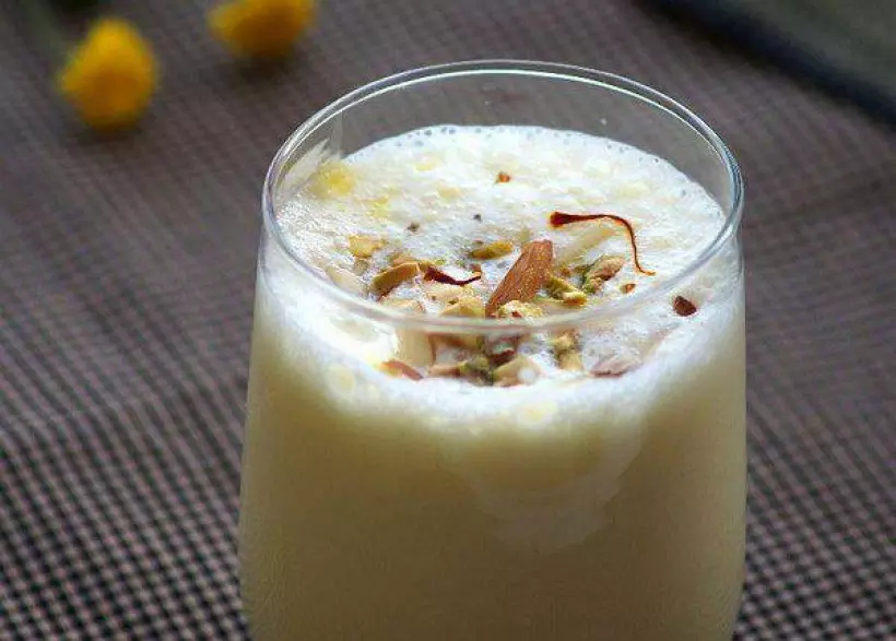 Готовим Коктейли Индийский молочный коктейль с шафраном