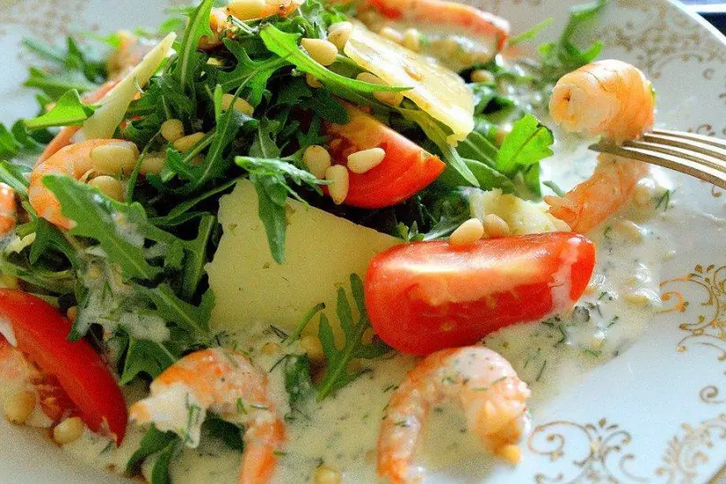 Готовим Салаты Теплый салат с креветками под соусом дор-блю