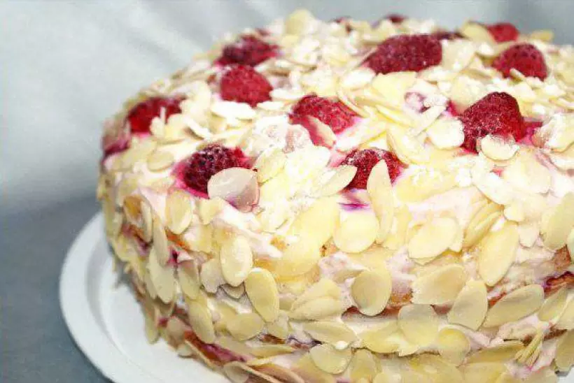 Готовим Десерты Малиново-персиковый бисквитный торт