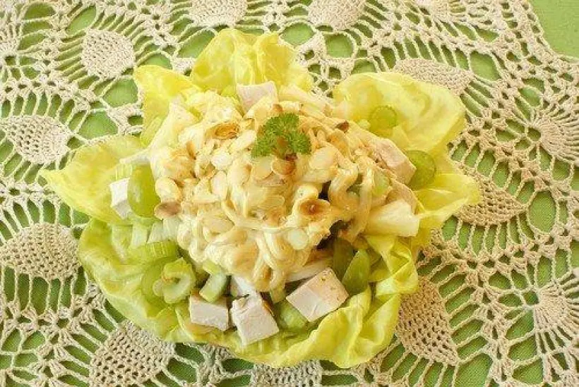 Готовим Салаты Салат из цыпленка с пастой, сельдереем и грибами