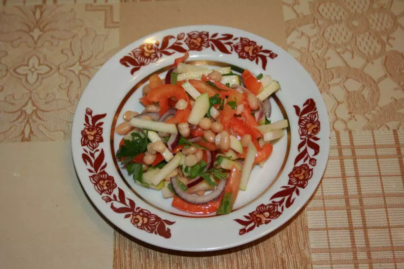 Готовим Салаты Салат из белой фасоли, яблока и болгарского перца