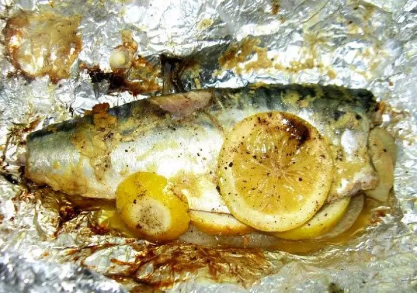 Готовим Рыба Скумбрия в фольге на углях