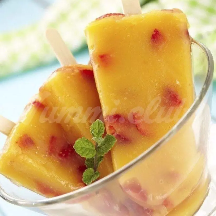 Готовим Десерты Фруктовый лед из манго и клубники