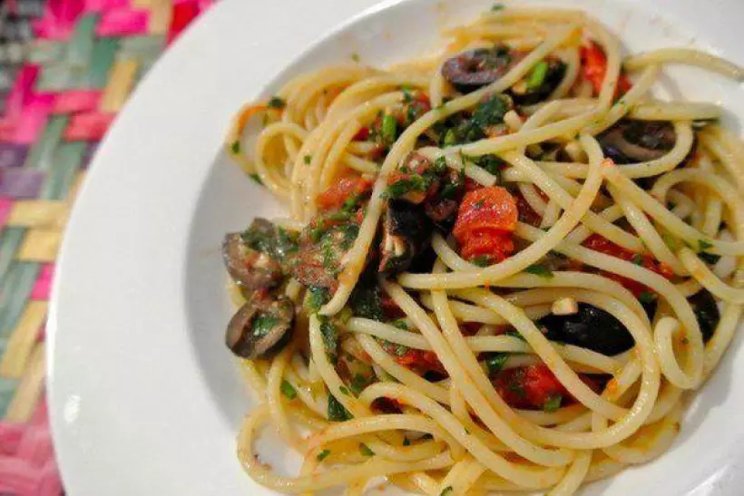 Готовим Закуски Спагетти с соусом из маслин и помидоров