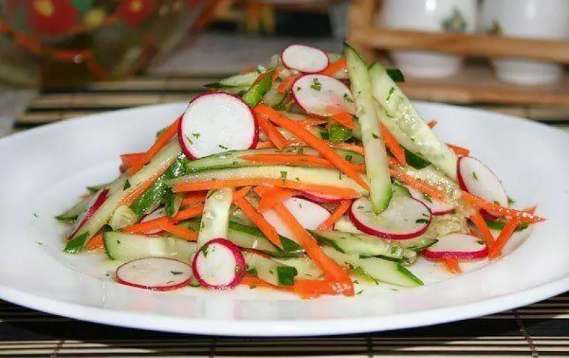 Рецепты салата помидоры огурцы капуста лук. Салат из редиса и моркови. Салат с редиской и морковью. Салат из огурцов и редиса. Салат из огурцов и моркови.