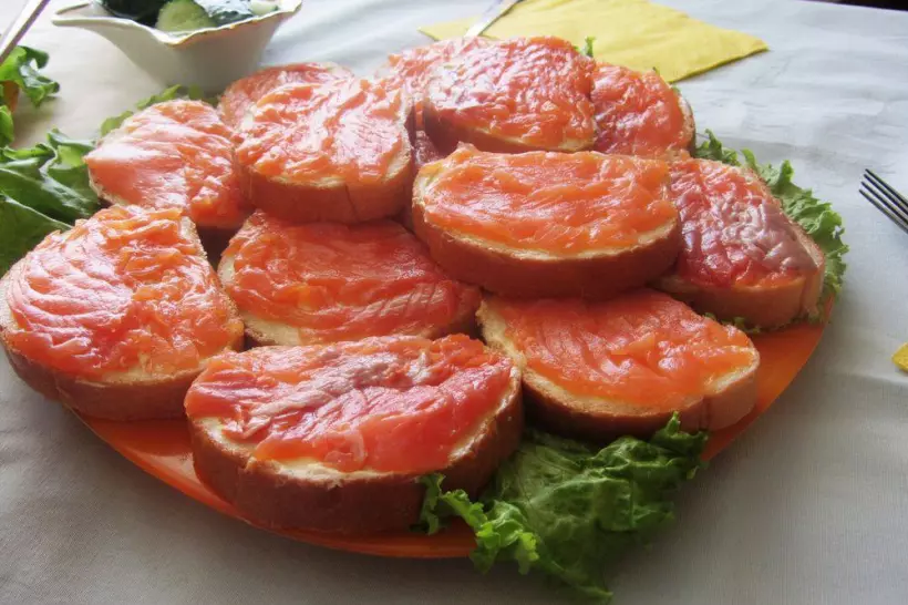 Готовим Закуски Классический бутерброд с красной рыбой и зеленью