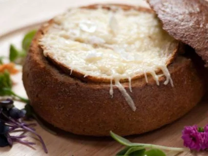 Как приготовить Французский луковый суп, запеченный в хлебе