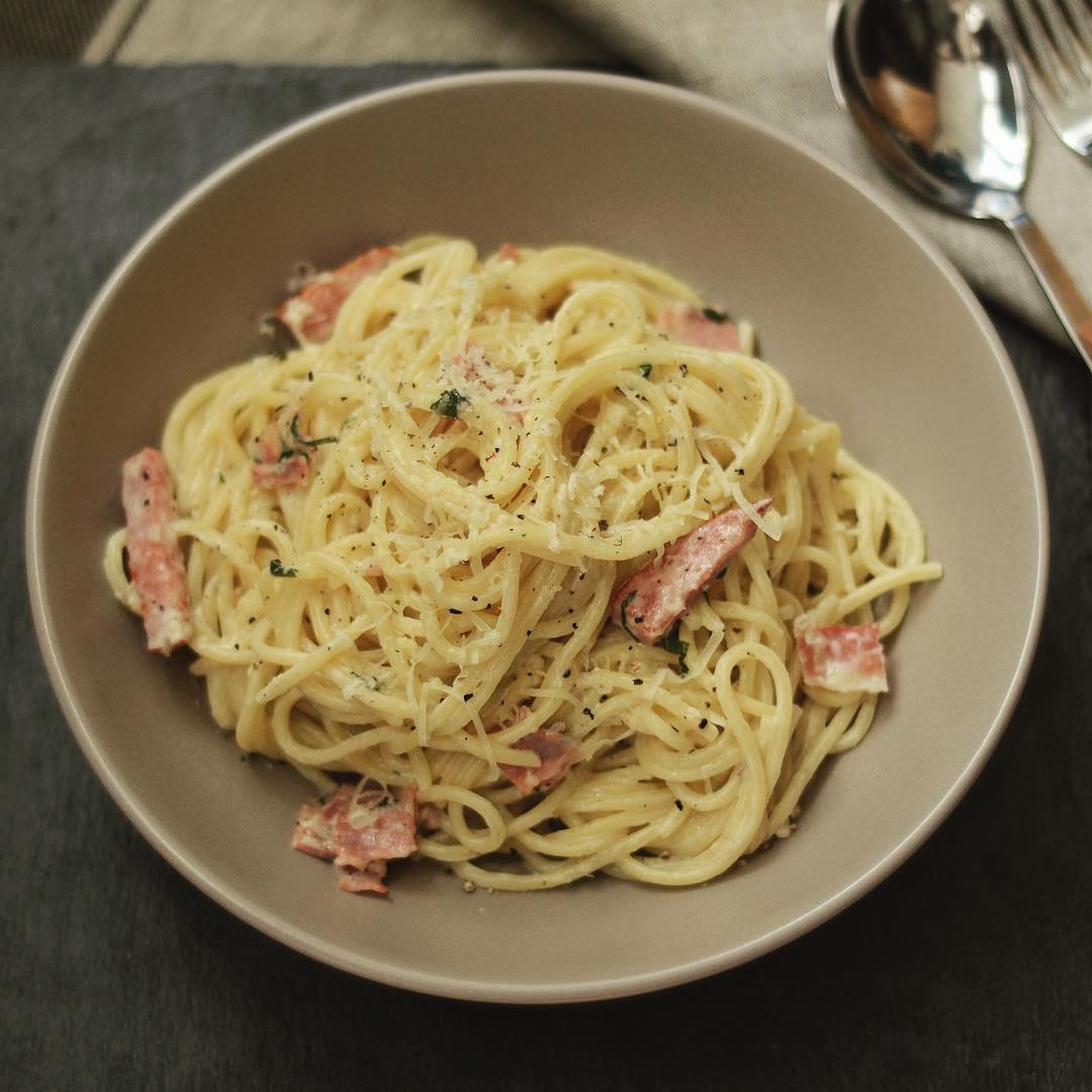 Карбонара с беконом и сливками рецепт классический. Карбонара. Паста карбонара. Карбонара классическая. Паста птитим карбонара.